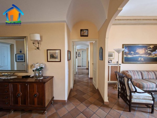 appartamento in vendita a Napoli in zona Chiaia
