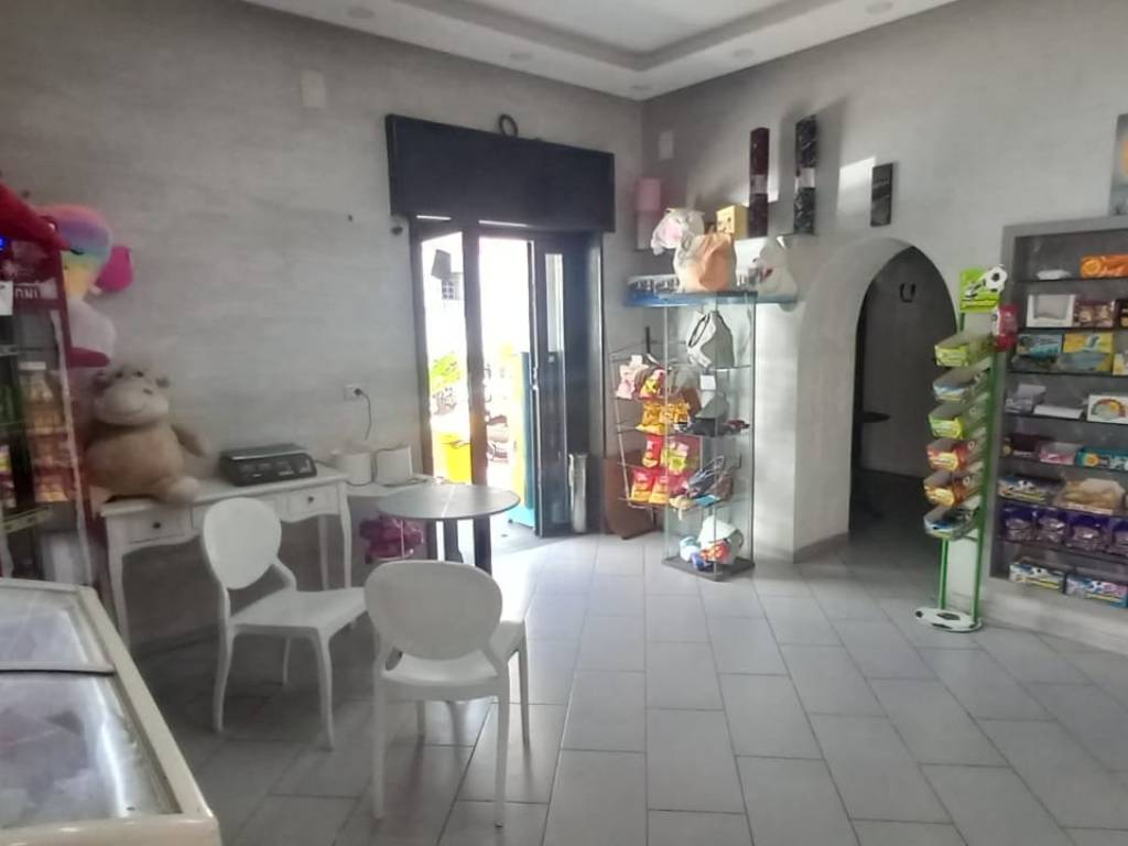 negozio in vendita a Napoli in zona Soccavo