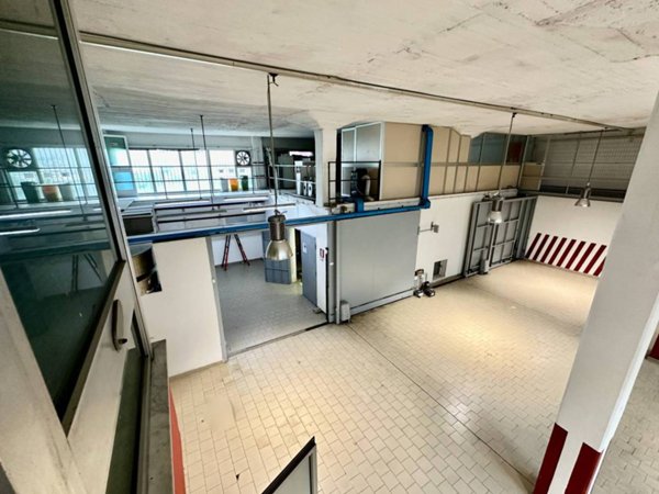 locale commerciale in vendita a Napoli in zona Bagnoli
