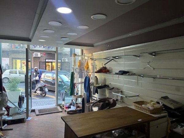 locale commerciale in vendita a Napoli in zona Chiaia