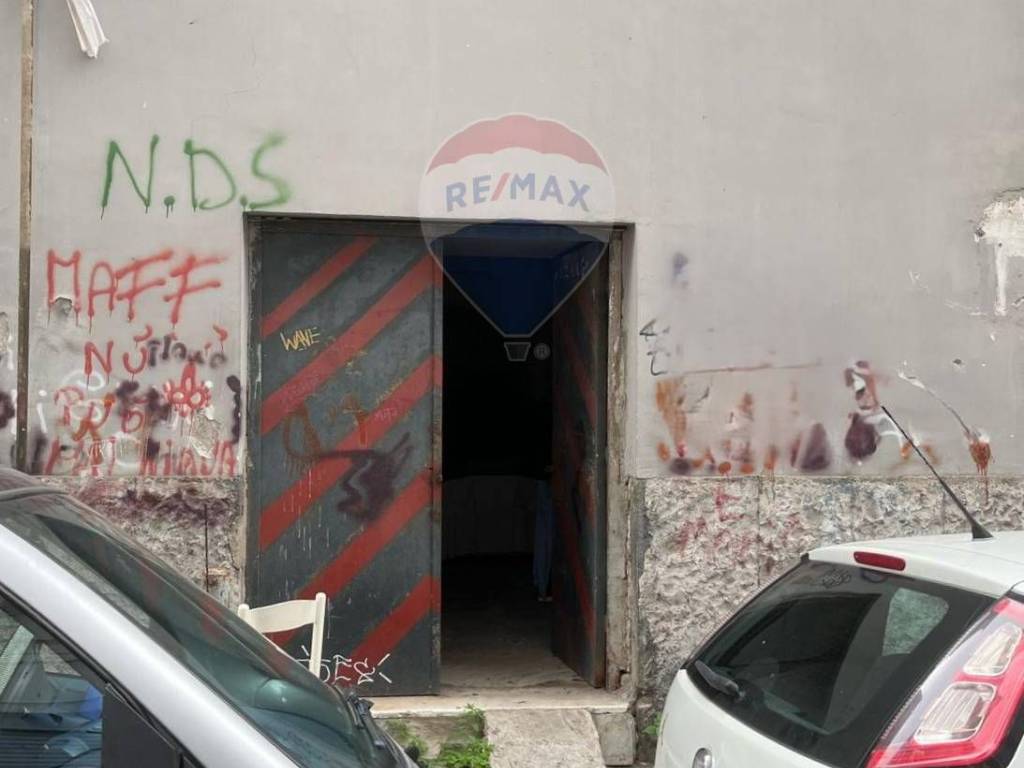 negozio in vendita a Napoli in zona Vicaria