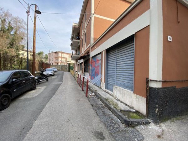 negozio in vendita a Napoli in zona Stella
