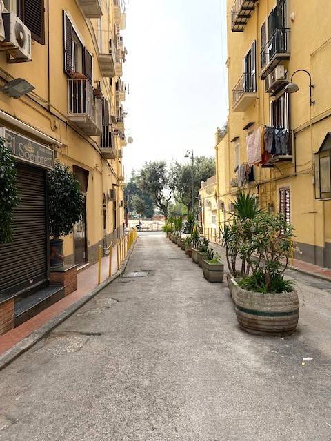 appartamento in vendita a Napoli in zona Chiaia