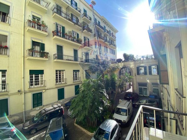 appartamento in vendita a Napoli in zona Chiaia