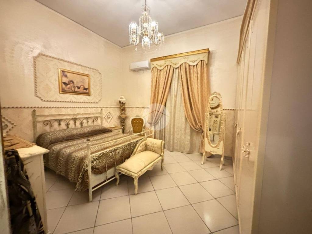 appartamento in vendita a Napoli in zona San Carlo all'Arena