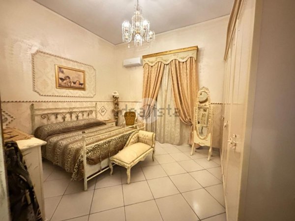 appartamento in vendita a Napoli in zona San Carlo all'Arena