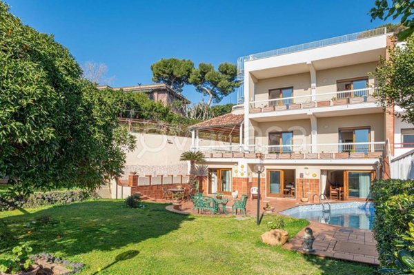 casa indipendente in vendita a Napoli in zona Posillipo
