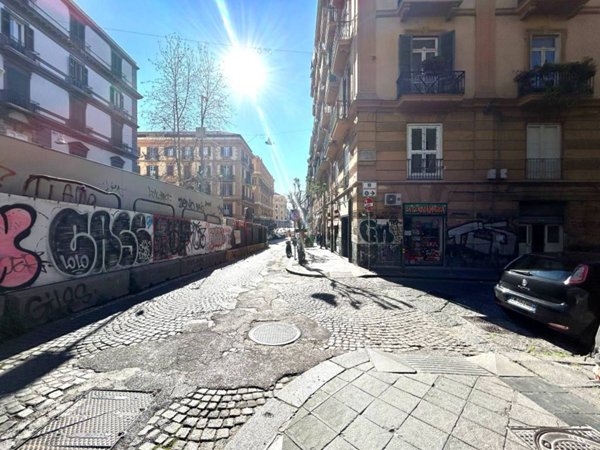 negozio in vendita a Napoli in zona Pendino / San Giuseppe