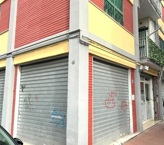 locale commerciale in vendita a Napoli in zona Secondigliano