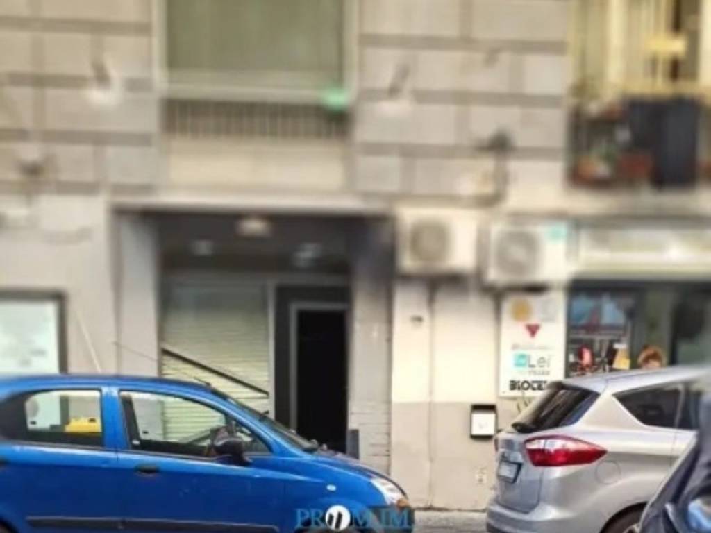 negozio in vendita a Napoli in zona San Carlo all'Arena