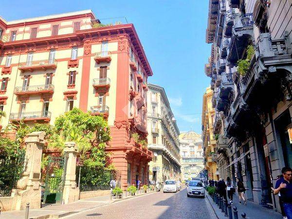 appartamento in vendita a Napoli in zona Chiaia