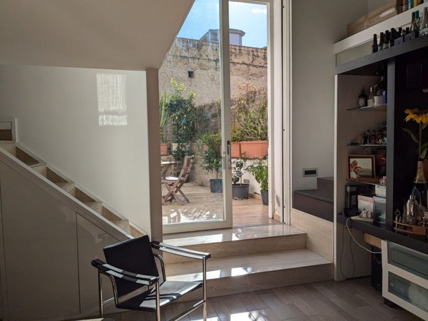 appartamento in vendita a Napoli in zona Chiaia
