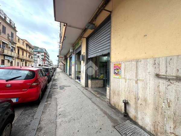 negozio in vendita a Napoli in zona Secondigliano