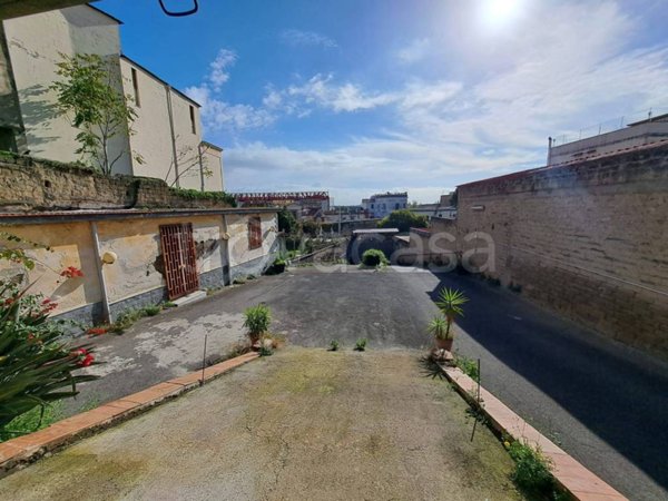 locale commerciale in vendita a Napoli in zona Poggioreale