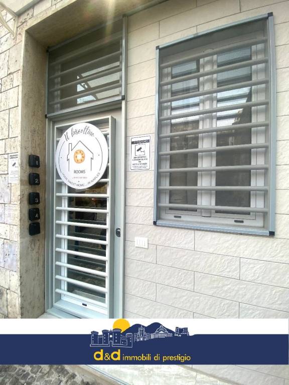 appartamento in vendita a Napoli in zona Chiaia
