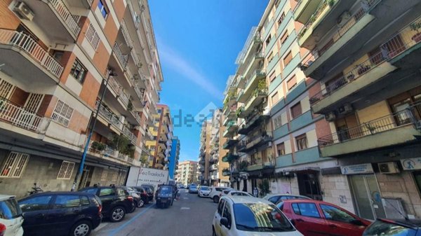 locale commerciale in vendita a Napoli in zona Arenella