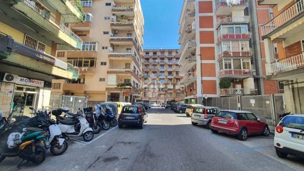 locale commerciale in vendita a Napoli in zona Arenella