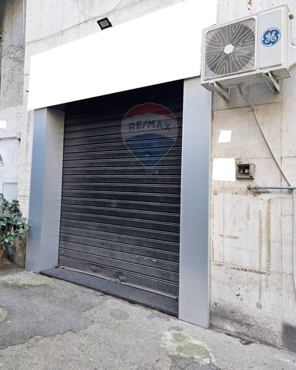 locale commerciale in vendita a Napoli in zona Vomero