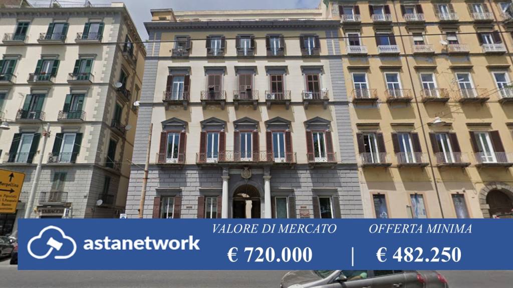 appartamento in vendita a Napoli in zona Chiaia