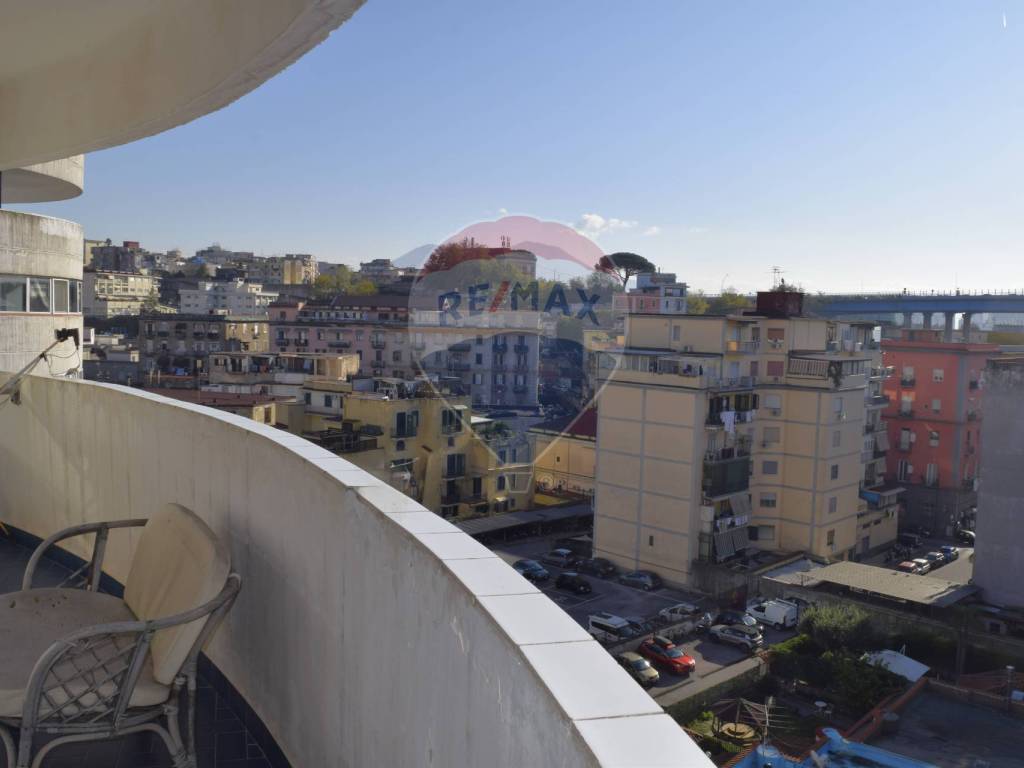 appartamento in vendita a Napoli in zona San Carlo all'Arena