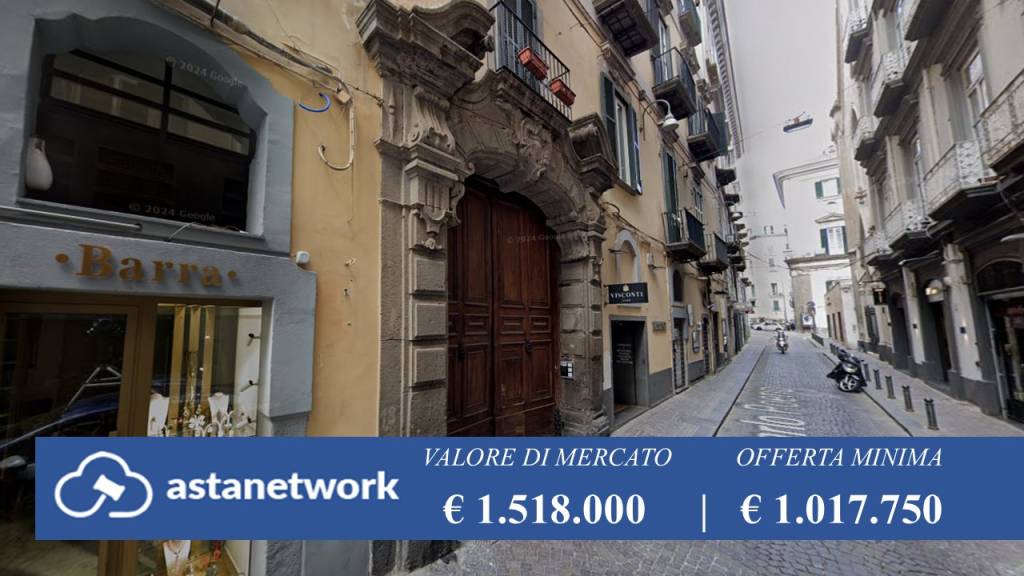 appartamento in vendita a Napoli in zona Chiaia