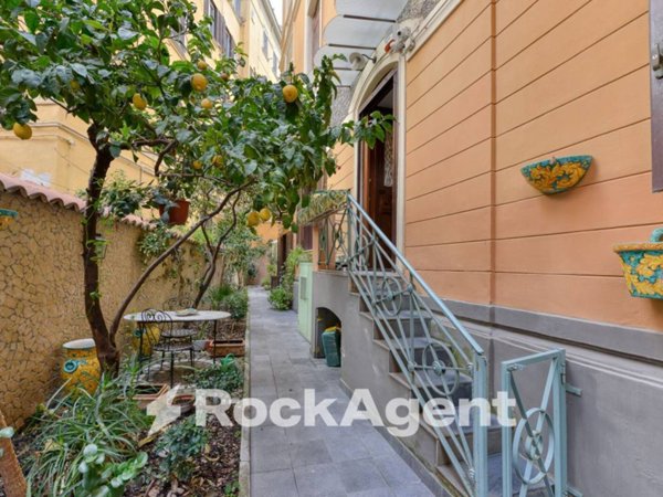appartamento in vendita a Napoli in zona Chiaia