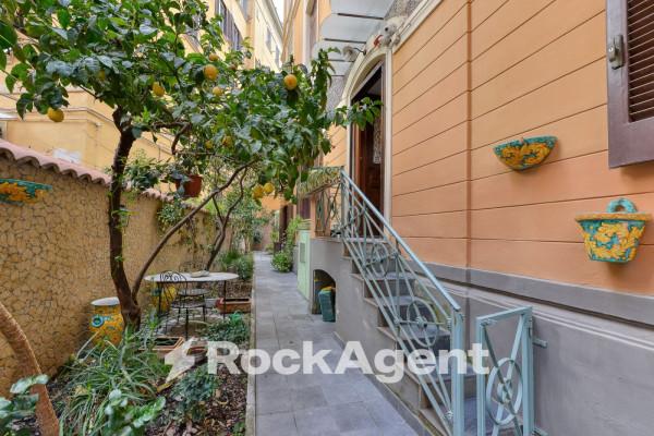 appartamento in vendita a Napoli in zona Chiaia