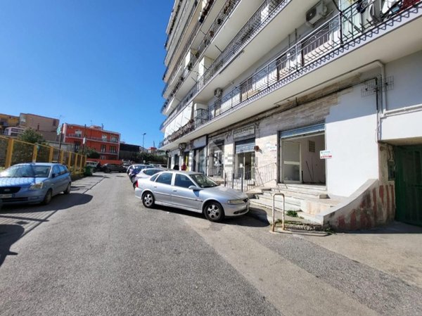 locale commerciale in vendita a Napoli in zona Pianura