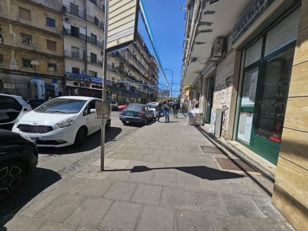negozio in vendita a Napoli in zona Fuorigrotta