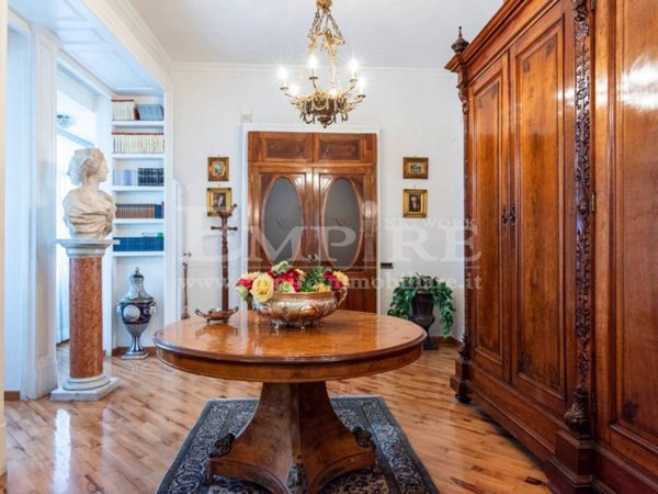 appartamento in vendita a Napoli in zona Chiaia