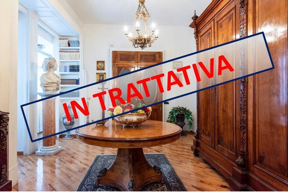 appartamento in vendita a Napoli in zona Chiaia