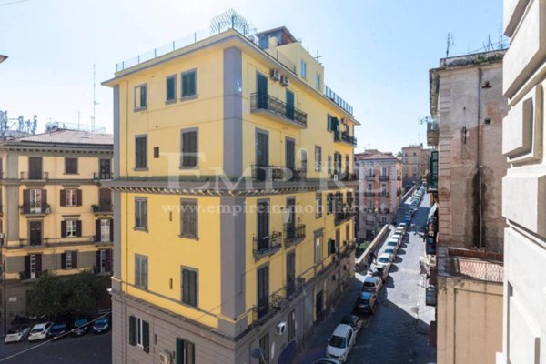 appartamento in vendita a Napoli in zona Chiaia