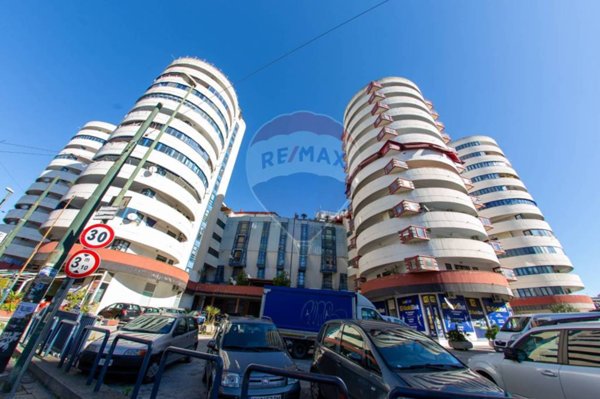 locale di sgombero in vendita a Napoli in zona San Carlo all'Arena