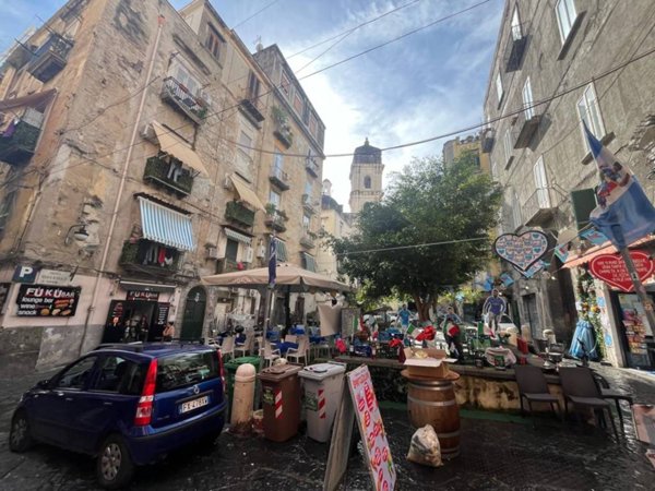 appartamento in vendita a Napoli in zona Chiaia