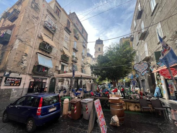appartamento in vendita a Napoli in zona Chiaia