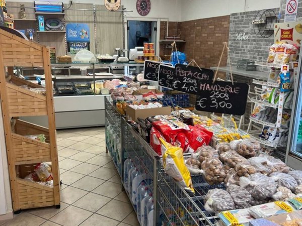 negozio in vendita a Napoli in zona Secondigliano