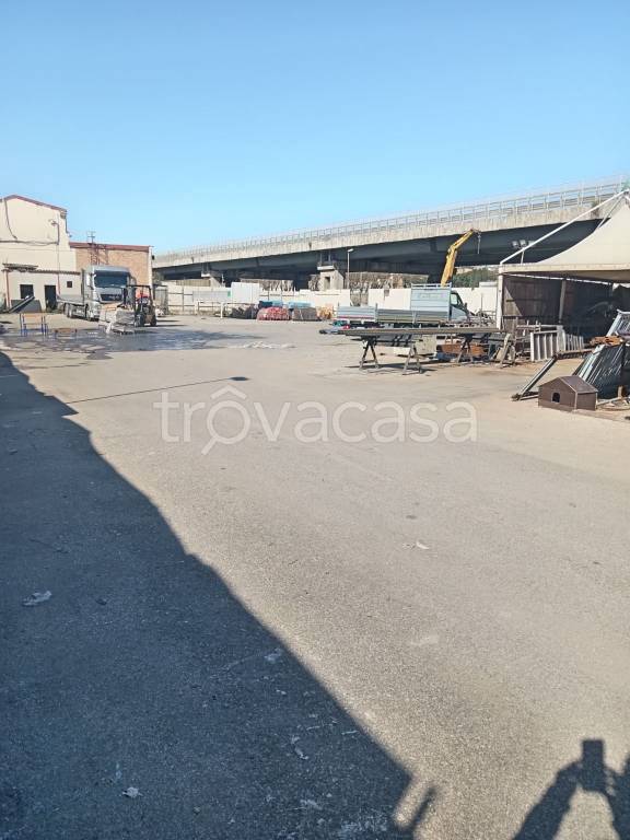 locale commerciale in vendita a Napoli in zona Zona Industriale-Ferrovia