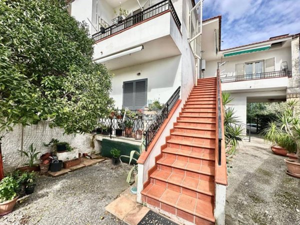 casa indipendente in vendita a Napoli in zona Secondigliano
