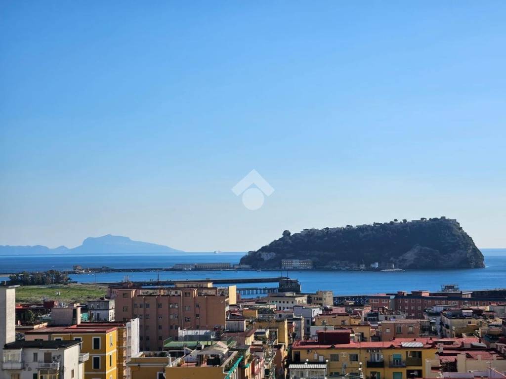 appartamento in vendita a Napoli in zona Bagnoli