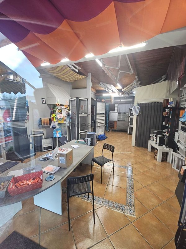 locale commerciale in vendita a Napoli in zona Pianura