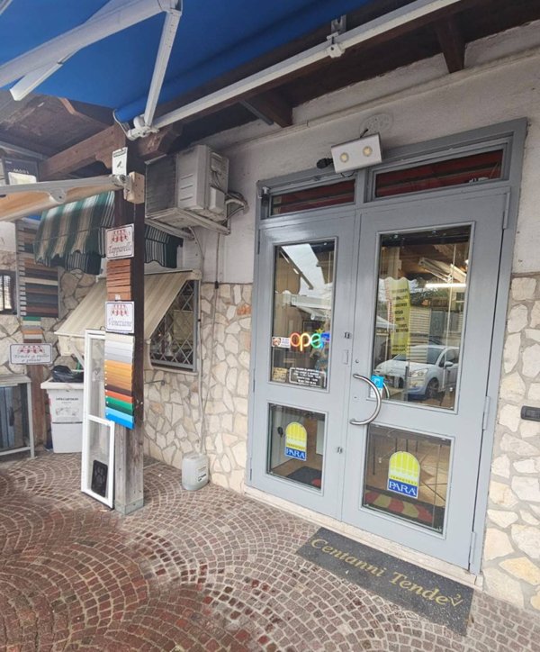 locale commerciale in vendita a Napoli in zona Pianura