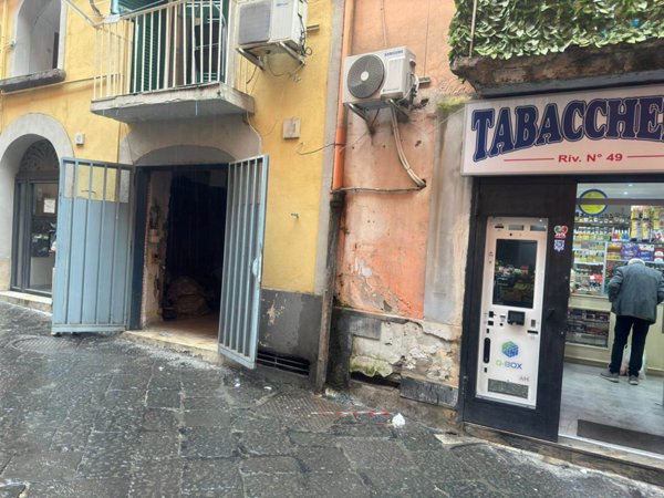 negozio in vendita a Napoli in zona Chiaia