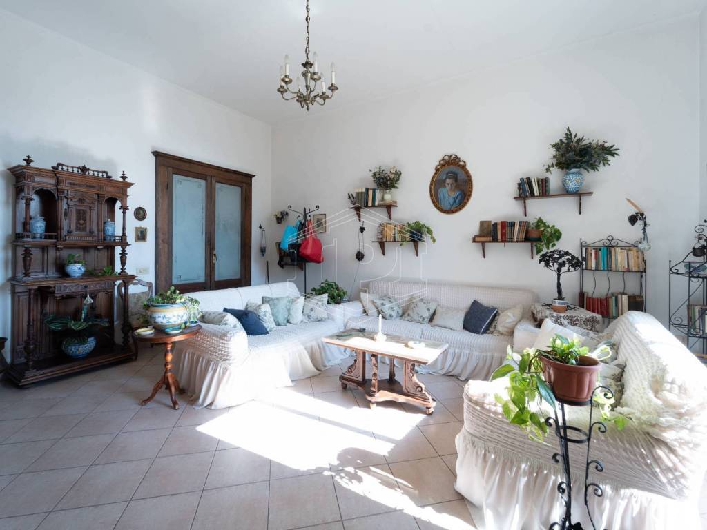 appartamento in vendita a Napoli in zona Chiaia