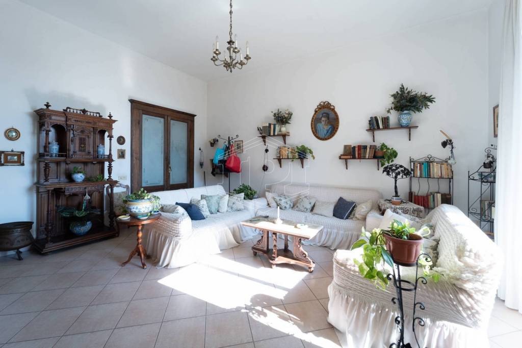 appartamento in vendita a Napoli in zona Chiaia