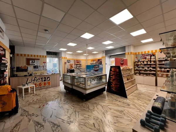negozio in vendita a Napoli in zona Stella
