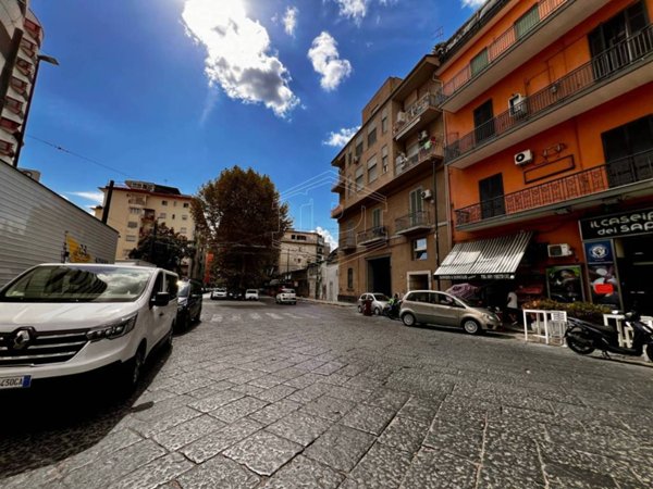 negozio in vendita a Napoli in zona San Carlo all'Arena
