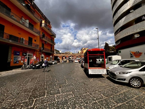 negozio in vendita a Napoli in zona San Carlo all'Arena