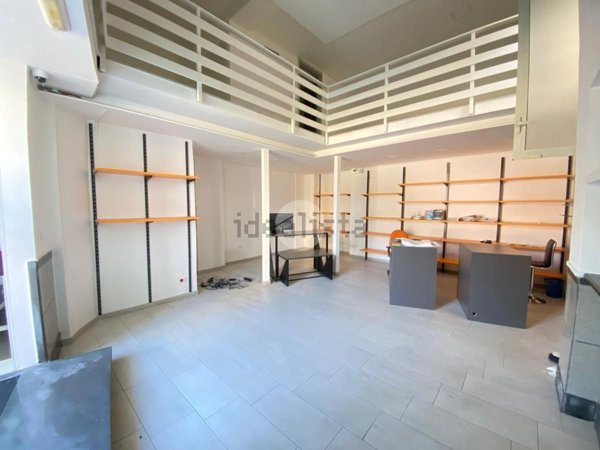 locale commerciale in vendita a Napoli in zona Vicaria
