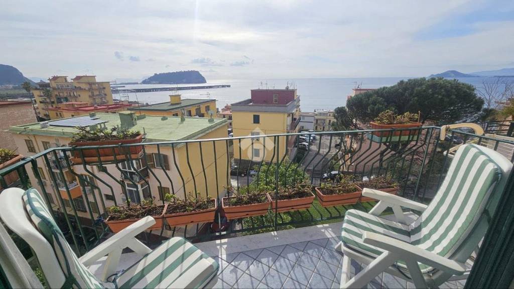 appartamento in vendita a Napoli in zona Bagnoli