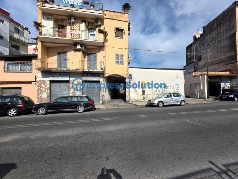 locale commerciale in vendita a Napoli in zona Fuorigrotta